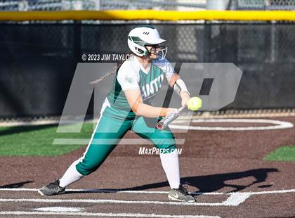 Thumbnail 1 in Santo vs Rio Vista (UIL 2A Bi-District) photogallery.