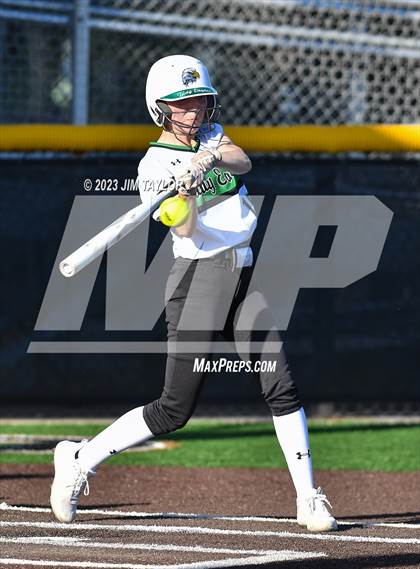 Thumbnail 2 in Santo vs Rio Vista (UIL 2A Bi-District) photogallery.