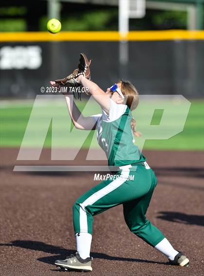 Thumbnail 2 in Santo vs Rio Vista (UIL 2A Bi-District) photogallery.