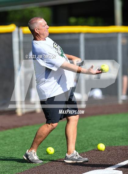 Thumbnail 2 in Santo vs Rio Vista (UIL 2A Bi-District) photogallery.