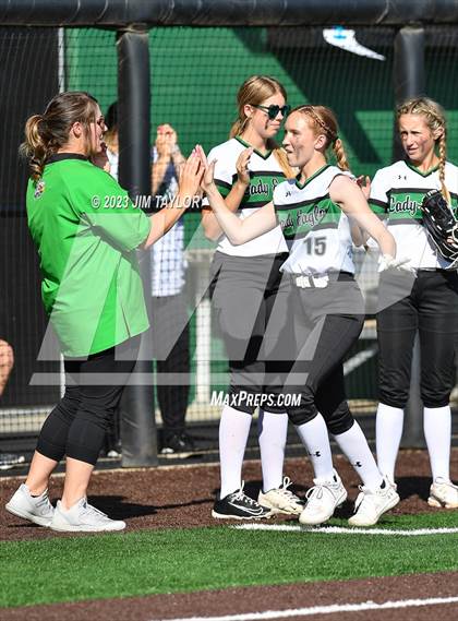 Thumbnail 3 in Santo vs Rio Vista (UIL 2A Bi-District) photogallery.