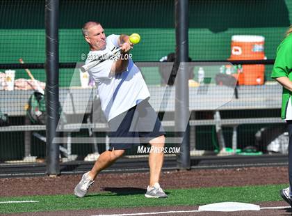 Thumbnail 3 in Santo vs Rio Vista (UIL 2A Bi-District) photogallery.