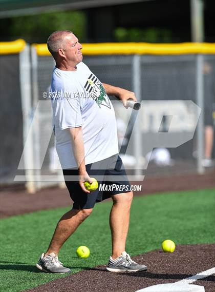 Thumbnail 1 in Santo vs Rio Vista (UIL 2A Bi-District) photogallery.