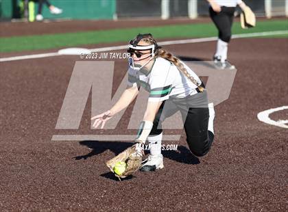 Thumbnail 1 in Santo vs Rio Vista (UIL 2A Bi-District) photogallery.