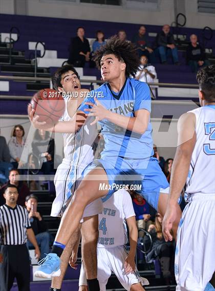 Thumbnail 3 in Burbank vs. Clovis North (St. Hope Elite Classic) photogallery.