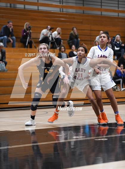 Thumbnail 3 in Oak Ridge vs. Bishop Gorman (SoCal Holiday Prep Classic) photogallery.