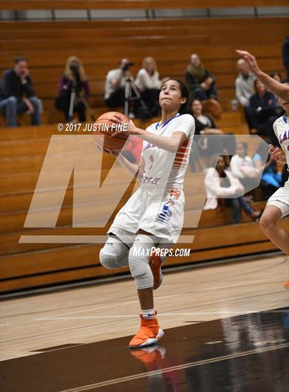 Thumbnail 2 in Oak Ridge vs. Bishop Gorman (SoCal Holiday Prep Classic) photogallery.