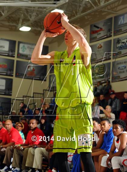 Thumbnail 2 in Serra vs. Urspring (Ulm, Germany) (MaxPreps Holiday Classic) photogallery.