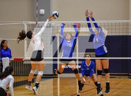 Thumbnail 3 in Burbank vs Lanier [Sidney] photogallery.