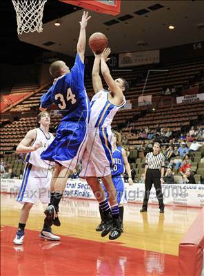 Thumbnail 3 in Immanuel vs. Bakersfield Christian (CIF CS D5 Final) photogallery.