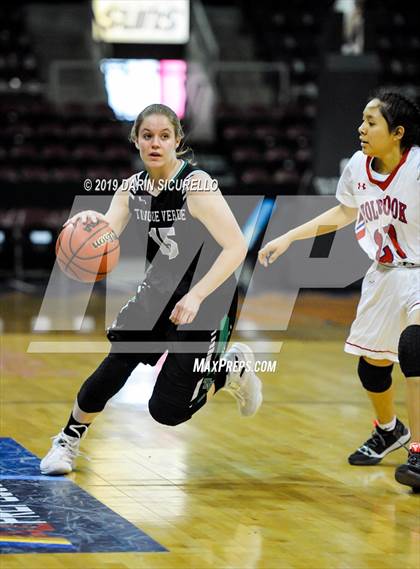 Thumbnail 2 in Tanque Verde vs. Holbrook (AIA 3A Quarterfinal) photogallery.
