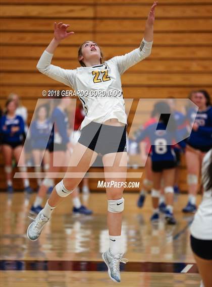 Thumbnail 2 in Amador Valley vs. Oak Ridge (Stockton Classic) photogallery.