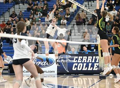 Thumbnail 2 in Sierra Canyon vs. Mira Costa (CIF-SS D1 Final) photogallery.