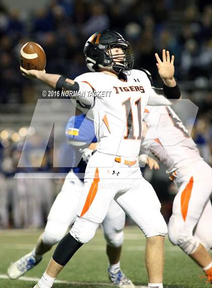 Thumbnail 2 in Clay Center @ Collegiate (KSHSAA 4A D2 Playoff) photogallery.