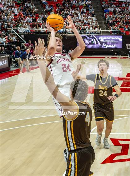 Thumbnail 3 in Davis vs. Herriman (UHSAA 6A Final) photogallery.