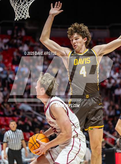 Thumbnail 2 in Davis vs. Herriman (UHSAA 6A Final) photogallery.
