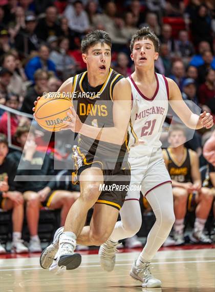 Thumbnail 3 in Davis vs. Herriman (UHSAA 6A Final) photogallery.