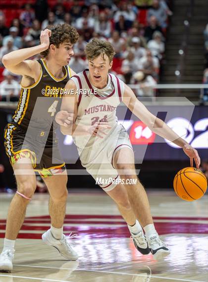 Thumbnail 1 in Davis vs. Herriman (UHSAA 6A Final) photogallery.