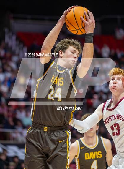 Thumbnail 2 in Davis vs. Herriman (UHSAA 6A Final) photogallery.