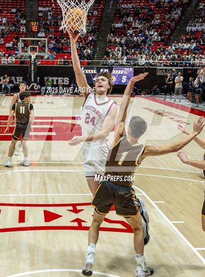 Thumbnail 2 in Davis vs. Herriman (UHSAA 6A Final) photogallery.