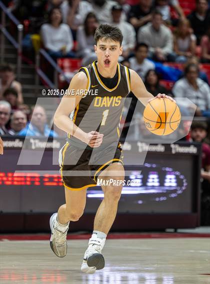 Thumbnail 1 in Davis vs. Herriman (UHSAA 6A Final) photogallery.