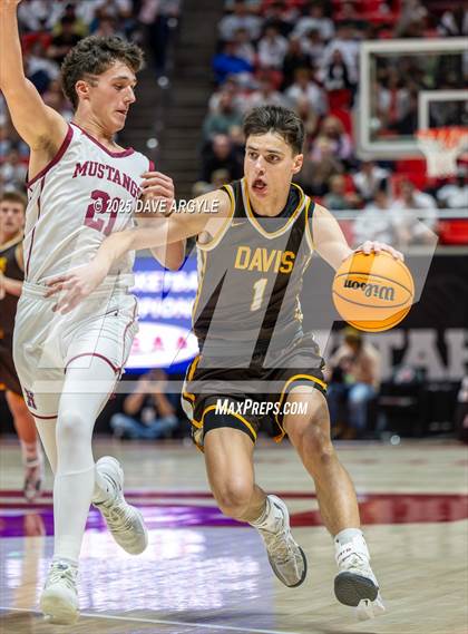 Thumbnail 1 in Davis vs. Herriman (UHSAA 6A Final) photogallery.