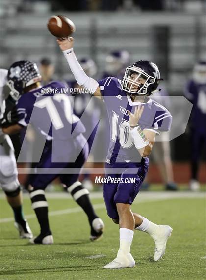 Thumbnail 2 in Thrall vs. Harper (UIL 2A Bi-District Playoff) photogallery.