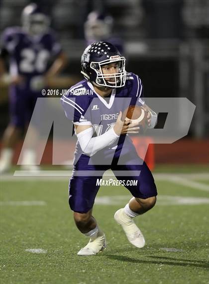 Thumbnail 3 in Thrall vs. Harper (UIL 2A Bi-District Playoff) photogallery.