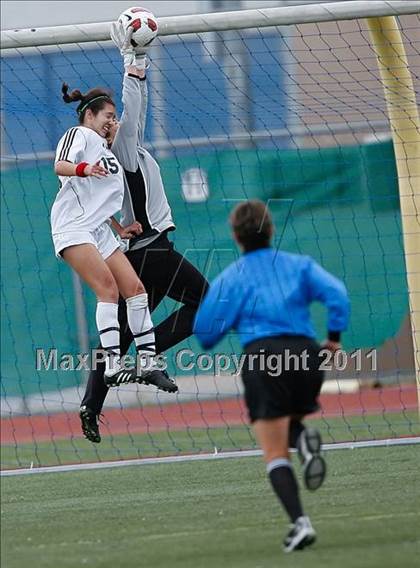 Thumbnail 3 in Flintridge Sacred Heart vs. Oaks Christian (CIF SoCal D3 Regional Final) photogallery.