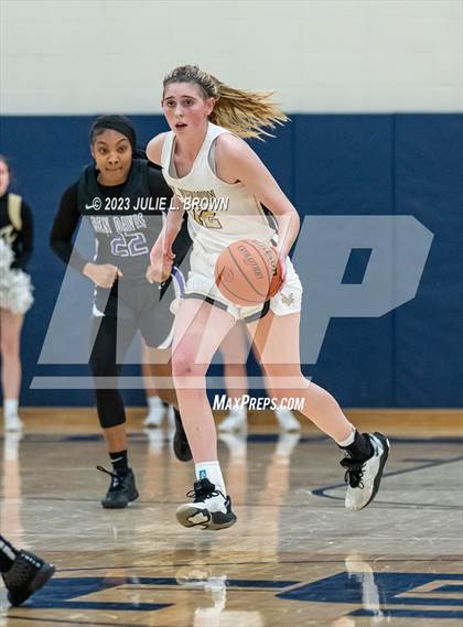 Thumbnail 2 in Ben Davis vs. Mt. Vernon (IHSAA 4A Regional 6 Championship) photogallery.