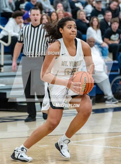 Thumbnail 2 in Ben Davis vs. Mt. Vernon (IHSAA 4A Regional 6 Championship) photogallery.