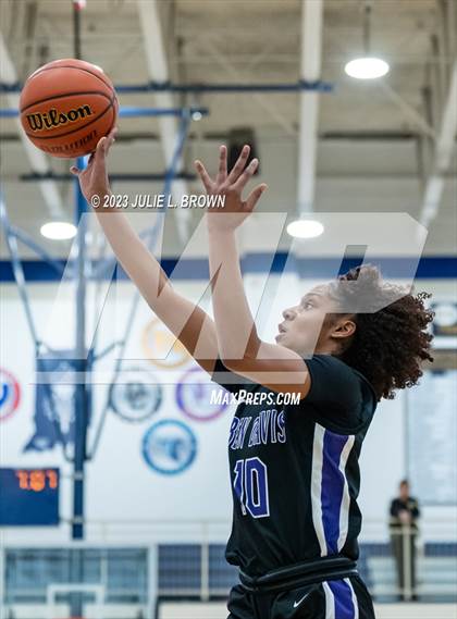 Thumbnail 2 in Ben Davis vs. Mt. Vernon (IHSAA 4A Regional 6 Championship) photogallery.