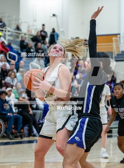 Thumbnail 2 in Ben Davis vs. Mt. Vernon (IHSAA 4A Regional 6 Championship) photogallery.