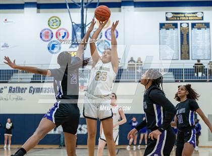 Thumbnail 3 in Ben Davis vs. Mt. Vernon (IHSAA 4A Regional 6 Championship) photogallery.