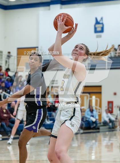 Thumbnail 3 in Ben Davis vs. Mt. Vernon (IHSAA 4A Regional 6 Championship) photogallery.