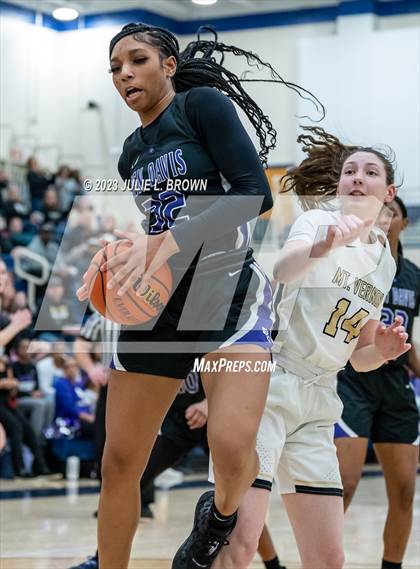 Thumbnail 2 in Ben Davis vs. Mt. Vernon (IHSAA 4A Regional 6 Championship) photogallery.
