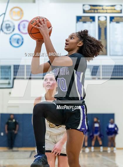 Thumbnail 3 in Ben Davis vs. Mt. Vernon (IHSAA 4A Regional 6 Championship) photogallery.