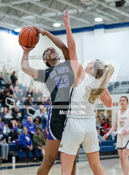 Thumbnail 3 in Ben Davis vs. Mt. Vernon (IHSAA 4A Regional 6 Championship) photogallery.