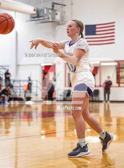 Thumbnail 3 in Mount Vernon vs. Atlanta (UIL 3A Bi-District Playoff) photogallery.
