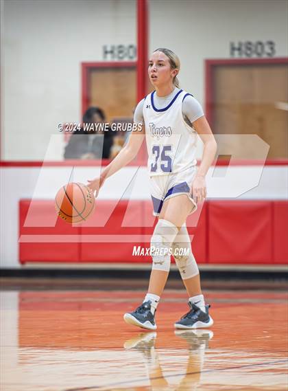 Thumbnail 2 in Mount Vernon vs. Atlanta (UIL 3A Bi-District Playoff) photogallery.