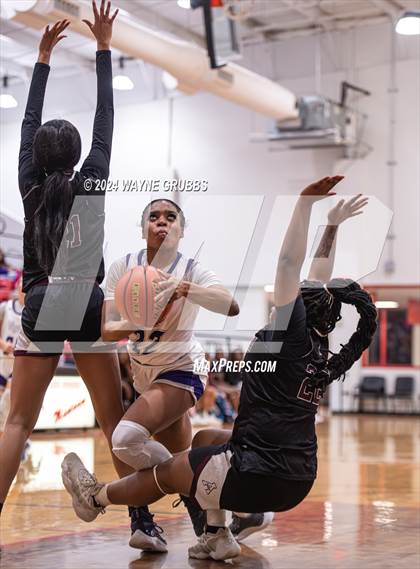 Thumbnail 3 in Mount Vernon vs. Atlanta (UIL 3A Bi-District Playoff) photogallery.