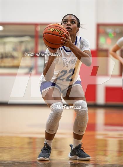 Thumbnail 3 in Mount Vernon vs. Atlanta (UIL 3A Bi-District Playoff) photogallery.