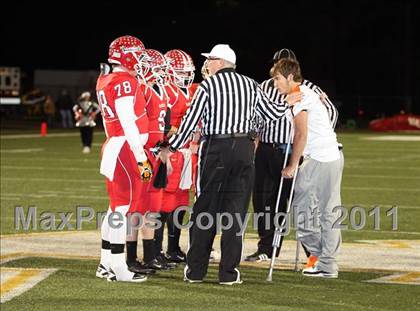 Thumbnail 2 in Van vs. Gilmer (3A Region 2 Area Playoffs) photogallery.