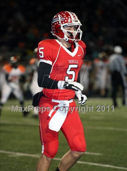 Thumbnail 3 in Van vs. Gilmer (3A Region 2 Area Playoffs) photogallery.
