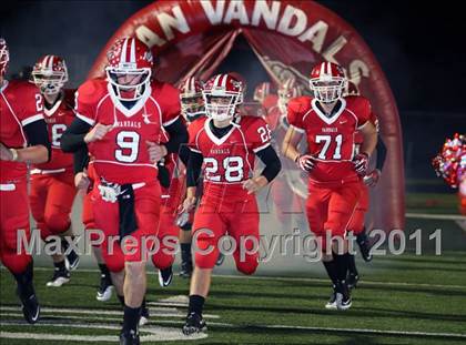 Thumbnail 2 in Van vs. Gilmer (3A Region 2 Area Playoffs) photogallery.