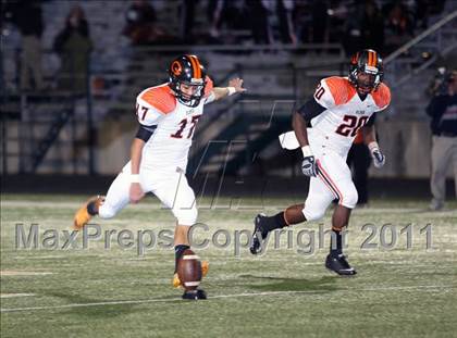 Thumbnail 1 in Van vs. Gilmer (3A Region 2 Area Playoffs) photogallery.