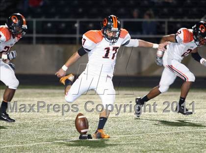 Thumbnail 3 in Van vs. Gilmer (3A Region 2 Area Playoffs) photogallery.