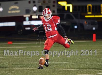 Thumbnail 2 in Van vs. Gilmer (3A Region 2 Area Playoffs) photogallery.