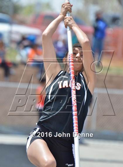 Thumbnail 2 in Taos Tiger Relays photogallery.