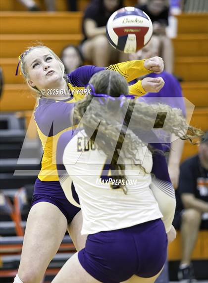 Thumbnail 2 in Grand Saline vs Edgewood photogallery.